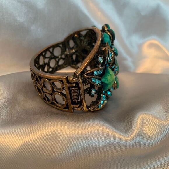 Vintage-Inspired Floral Cuff Bracelet Turquoise - Picture 5 of 10